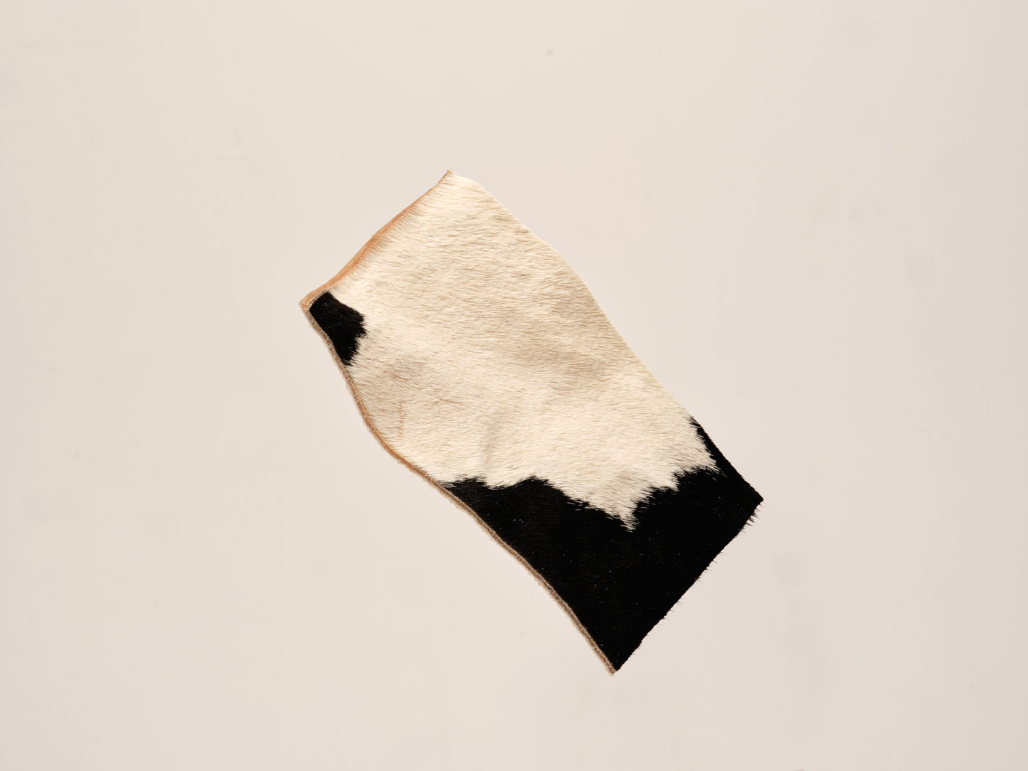 Produktbild av Njord chips.  Njord tuggben för hundar gjort av svensk nöthud med hår för berikning. Närproducerat och naturligt. Lufttorkat Långvarigt tugg. 