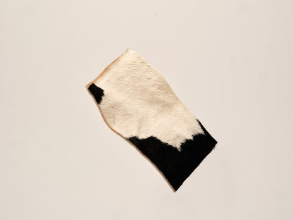 Produktbild av Njord Chips, Njord tuggben för hundar  gjort av svensk nöthud med hår för berikning. Närproducerat och naturligt. Långvarigt tugg.