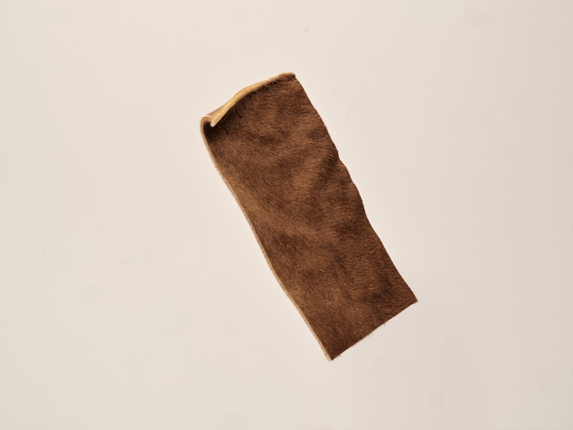 Produktbild av Njord Chips, Njord tuggben för hundar  gjort av svensk nöthud med hår för berikning. Närproducerat och naturligt. Långvarigt tugg.