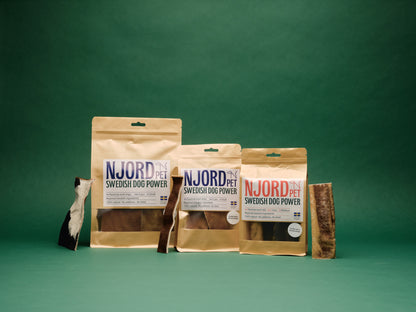 Produktbild av Njord rullar Njord strips Njord chips.  Njord tuggben för hundar gjort av svensk nöthud med hår för berikning. Närproducerat och naturligt. Långvarigt  lufttorkat tugg. 