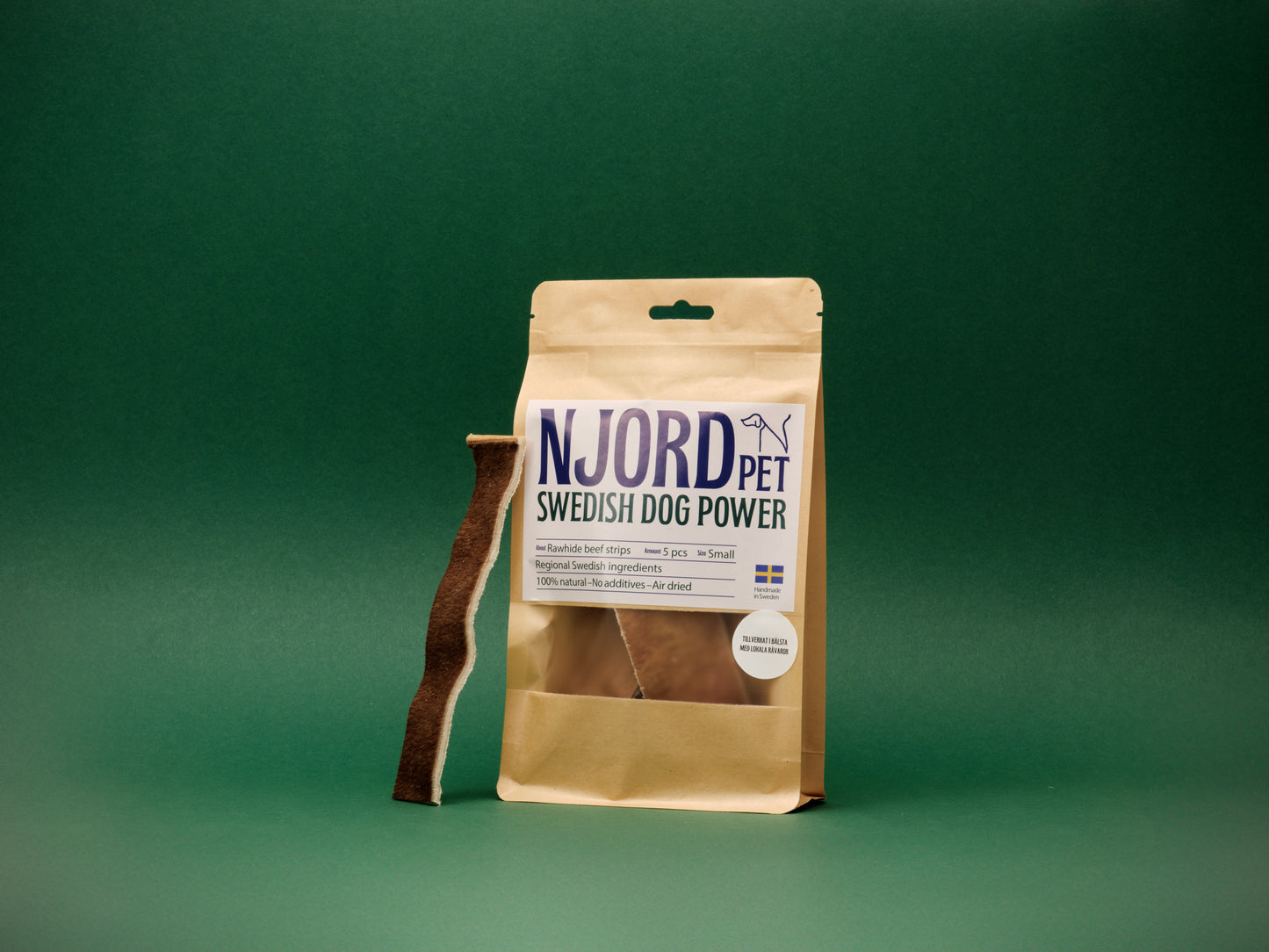 Produktbild av Njord strips i flerpack storpack 5pack storlek S.  Njord tuggben för hundar gjort av svensk nöthud med hår för berikning. Närproducerat och naturligt. Långvarigt tugg. 