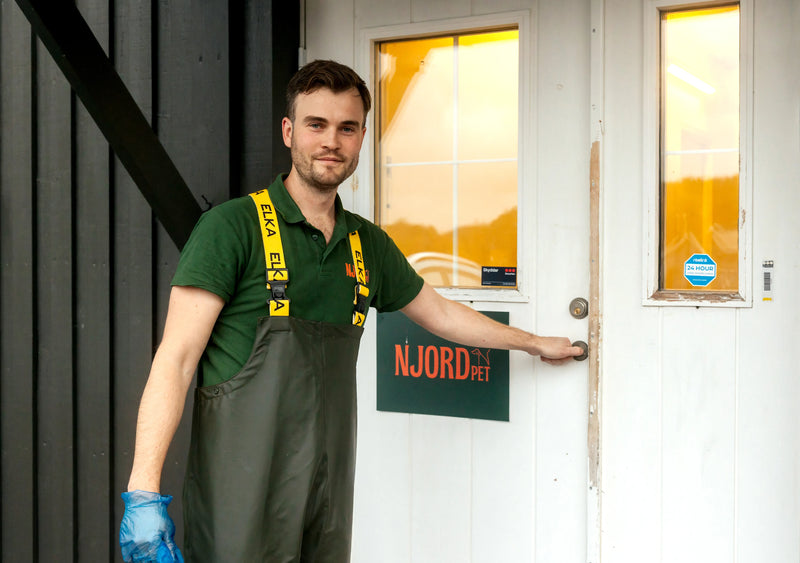 Njord Eric utanför dörren till Njord kontor och fabrik, lokal tillverkning av svenska nöthud ben