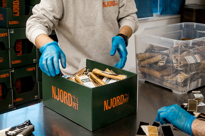 Njord pet packar ben för hand i lådor till butik.