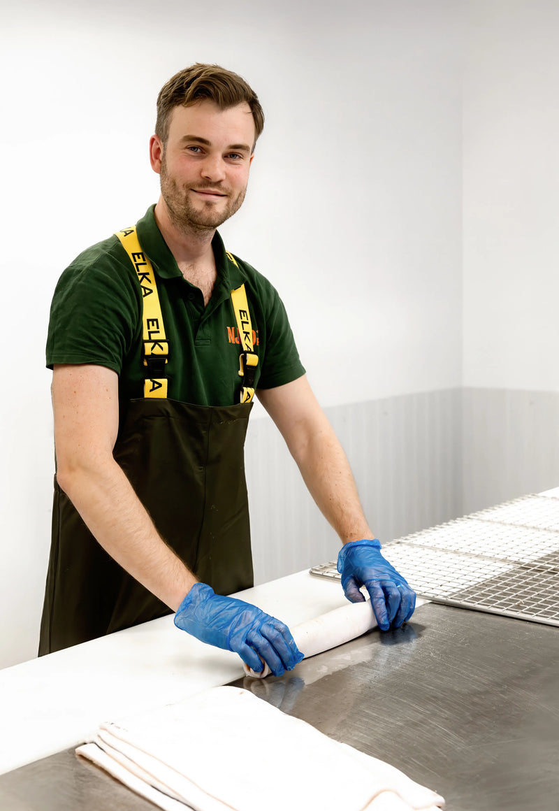 Eric från Njord Pet handrullar ben rullar av svensk nöthud som är oprocesserad och naturlig